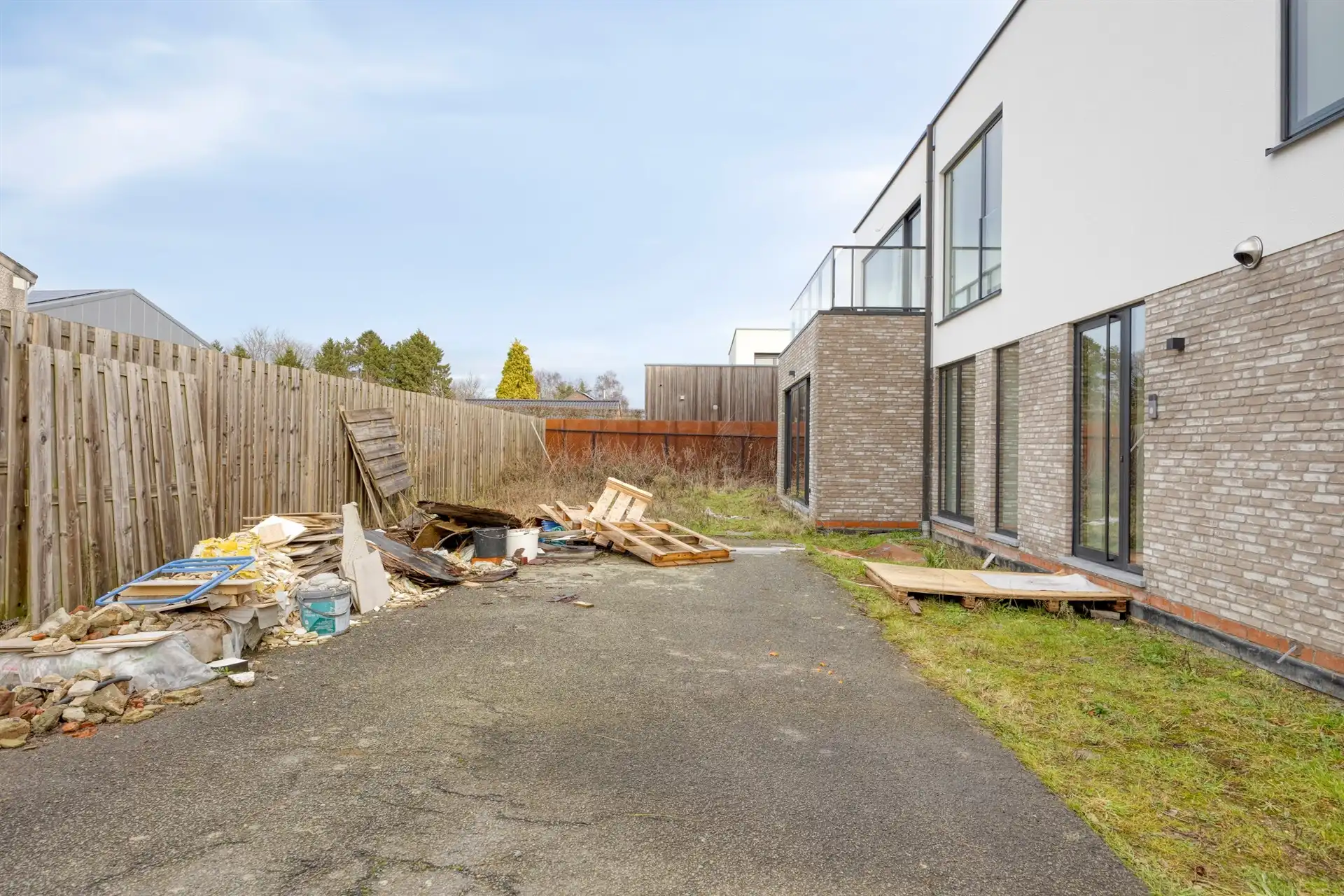 Commercieel gelegen, nieuwbouw praktijkruimte met wachtzaal en private parking! foto 6