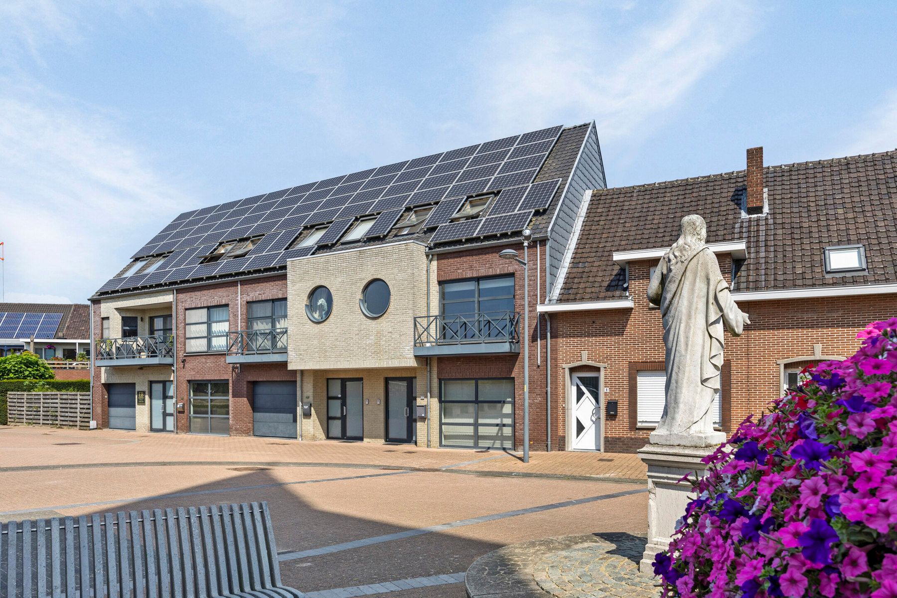 Woning met 2 slpk. en praktijkruimte in centrum Kinrooi.  foto 1