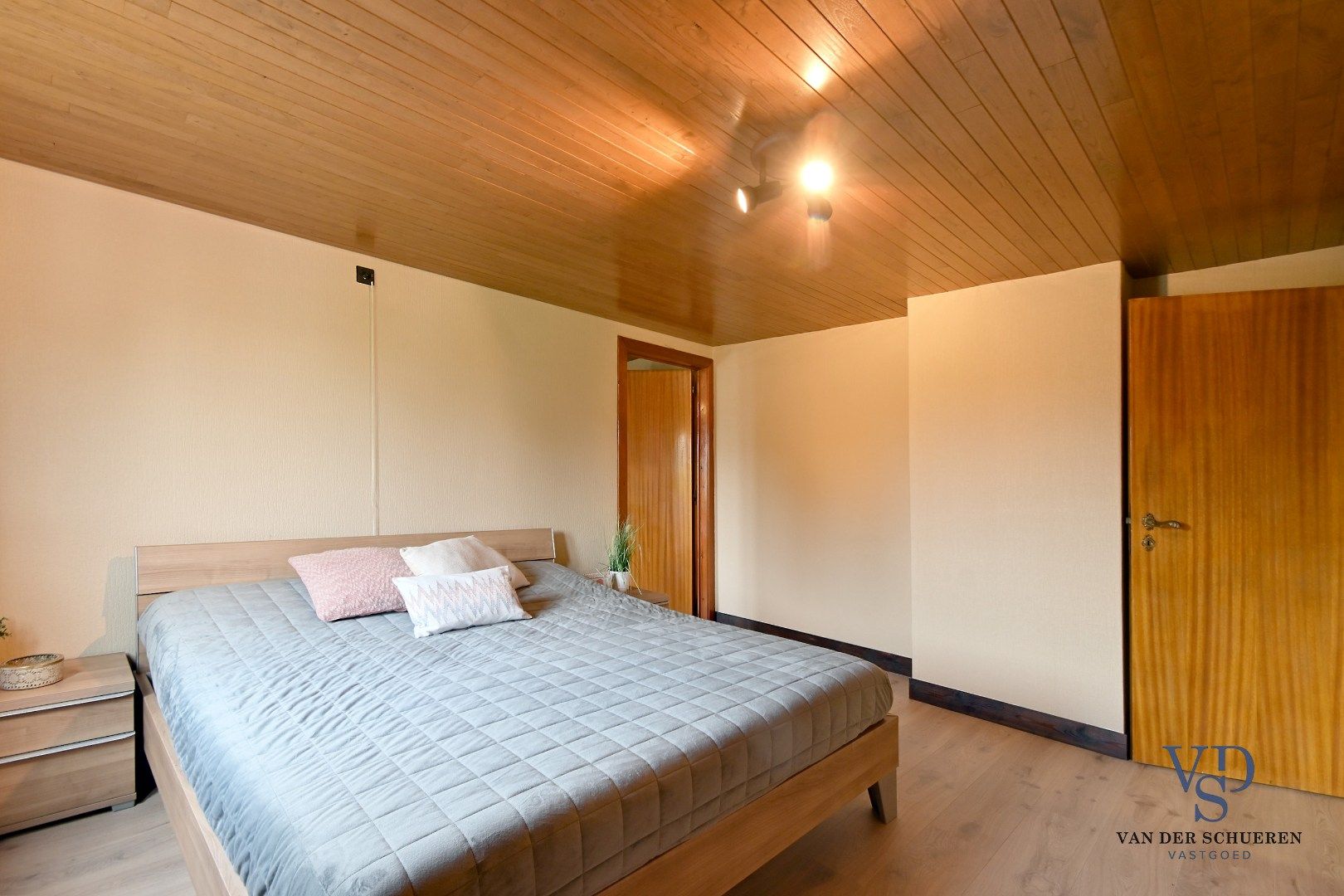 Te renoveren woning met uniek uitzicht op de omliggende akkers foto 15