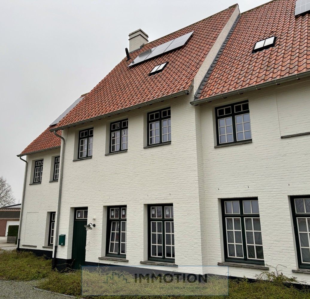 Grote nieuwbouwwoning met 4 slaapkamers foto {{pictureIndex}}