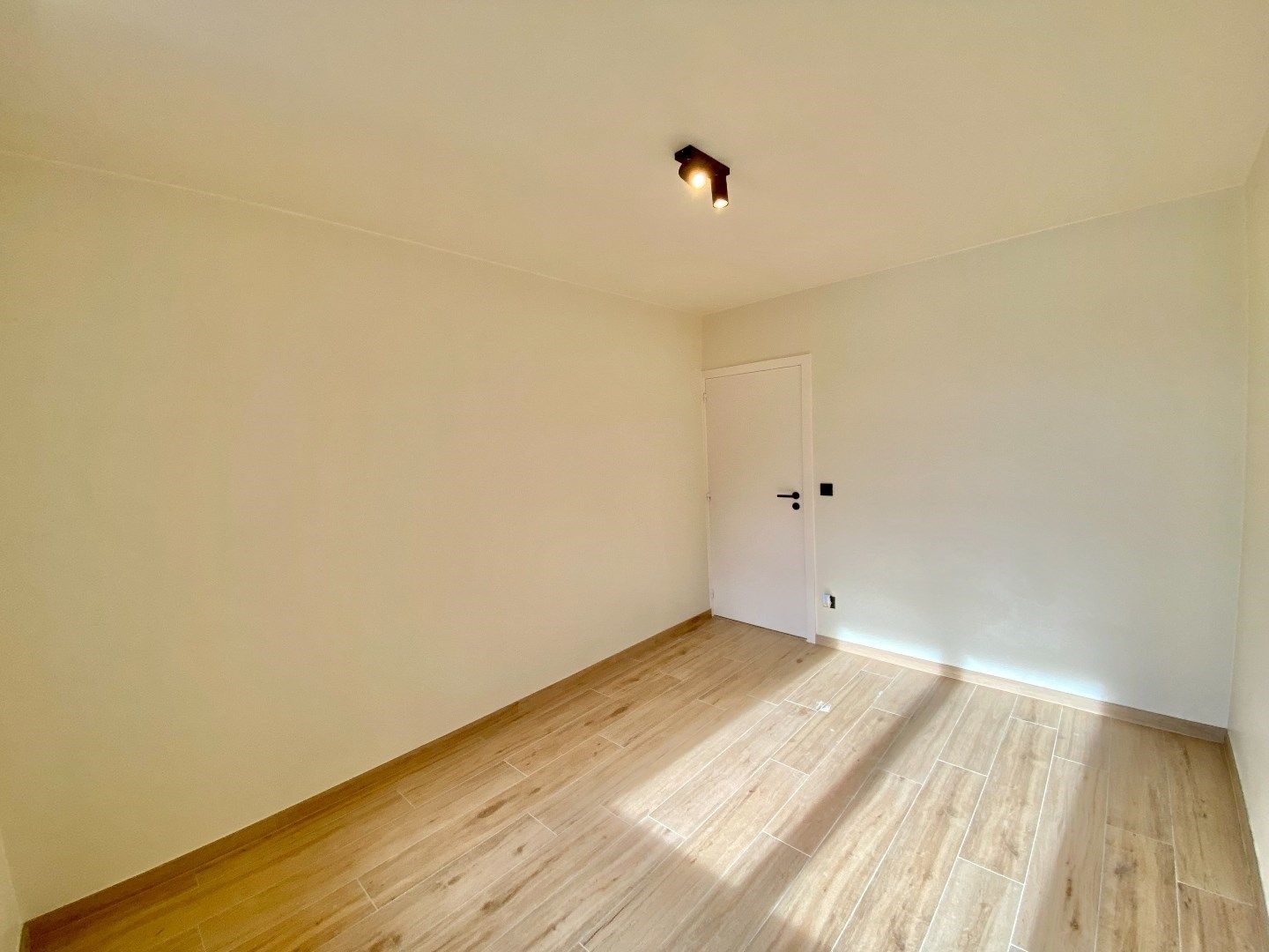 RECENT GERENOVEERD APPARTEMENT (2022)  MET 2 SLPKS EN GUNSTIG EPC (C) foto 11