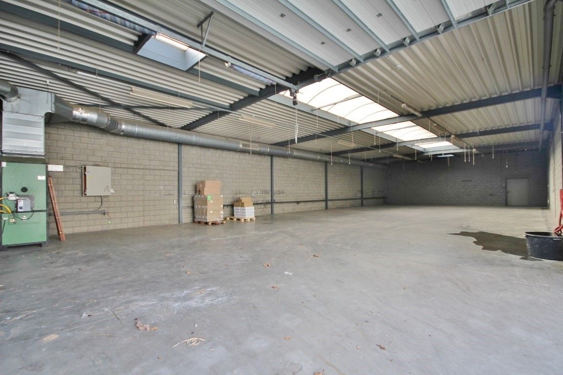 Instapklaar handelspand met magazijn op toplocatie in Sint-Truiden foto 19