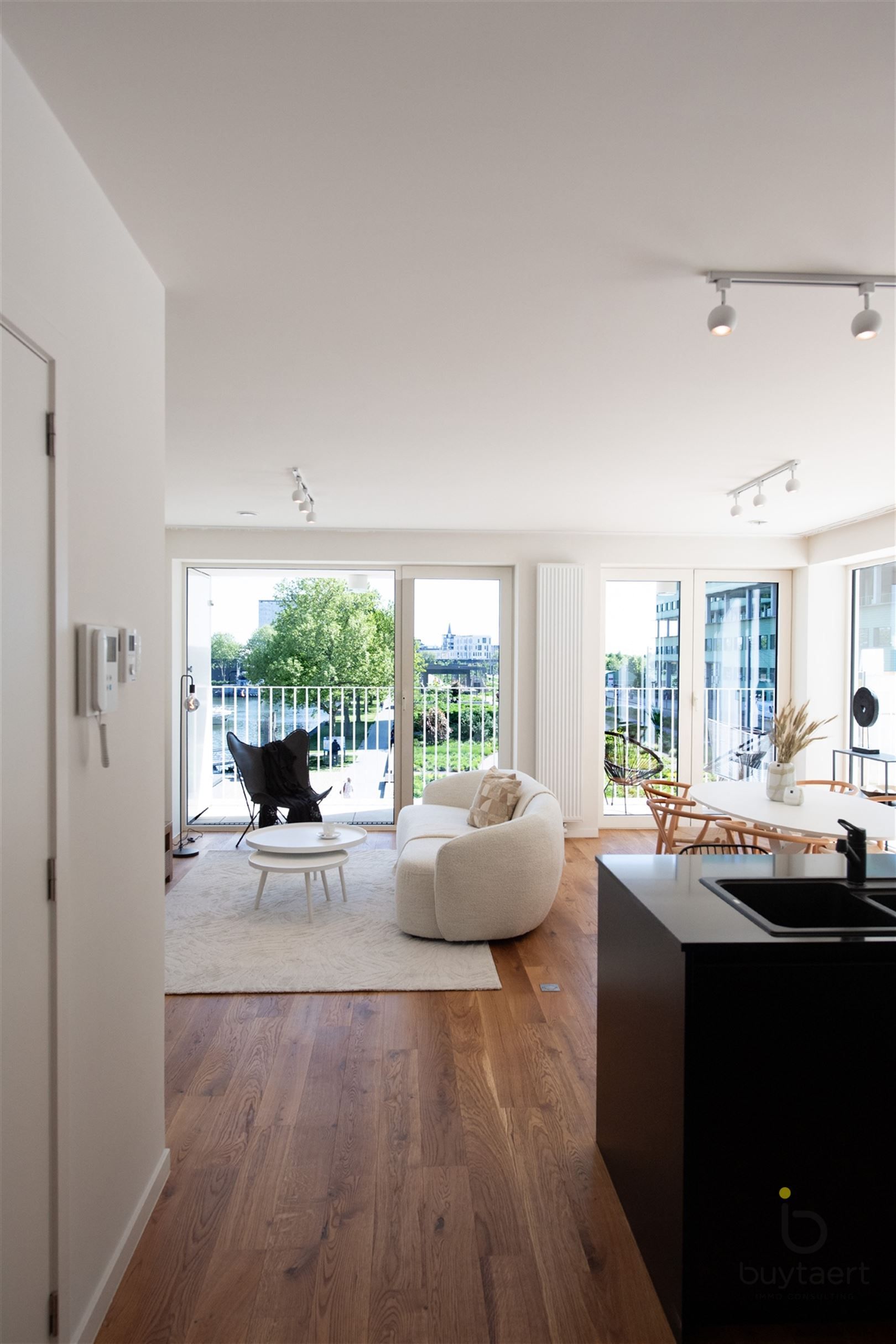 Luxe 3 slpk appartement met een gigantisch terras met zicht op het Kempisch dok. foto 12
