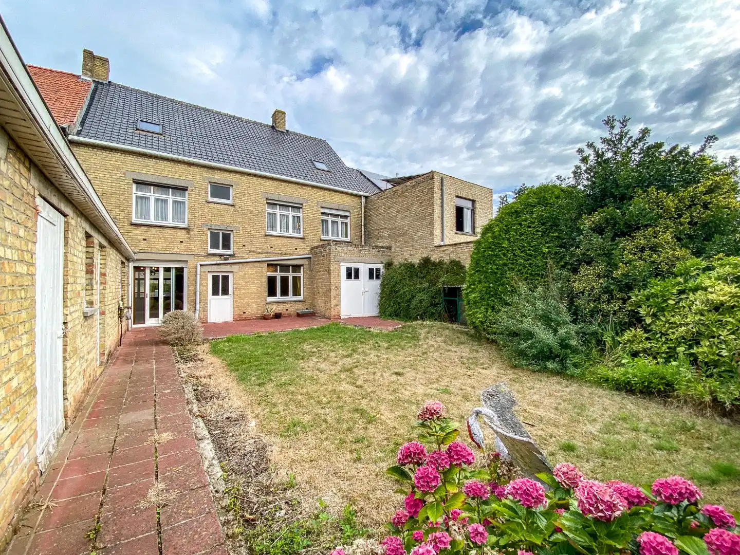 Hoofdfoto van de publicatie: Zeer ruime te renoveren woning met statige gevel op 445 m² met zuid-west georiënteerde tuin.