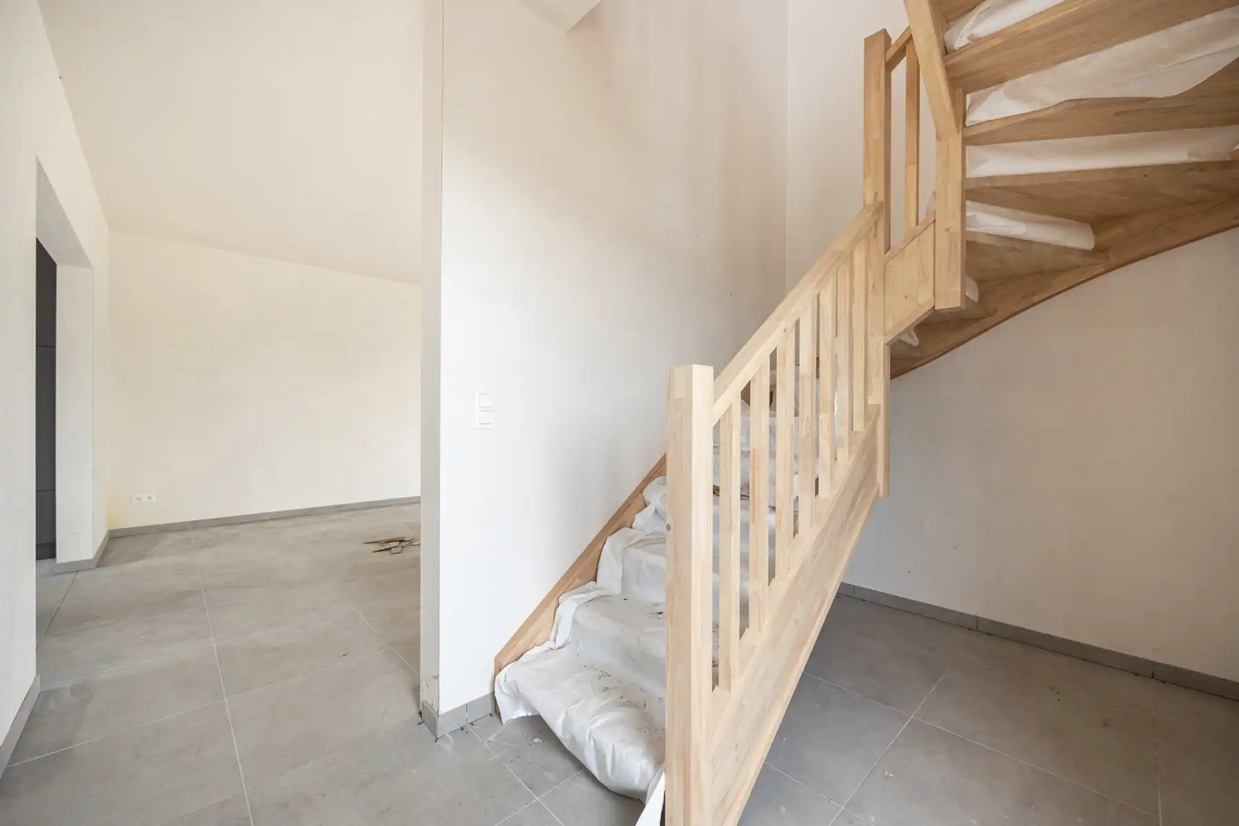 Halfopen woning met 3 slaapkamers en fietsenberging/carport op perceel van ca 540m² foto 2