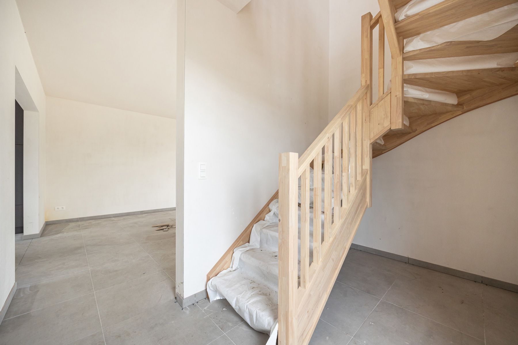 Halfopen woning met 3 slaapkamers en fietsenberging/carport op perceel van ca 540m² foto 2