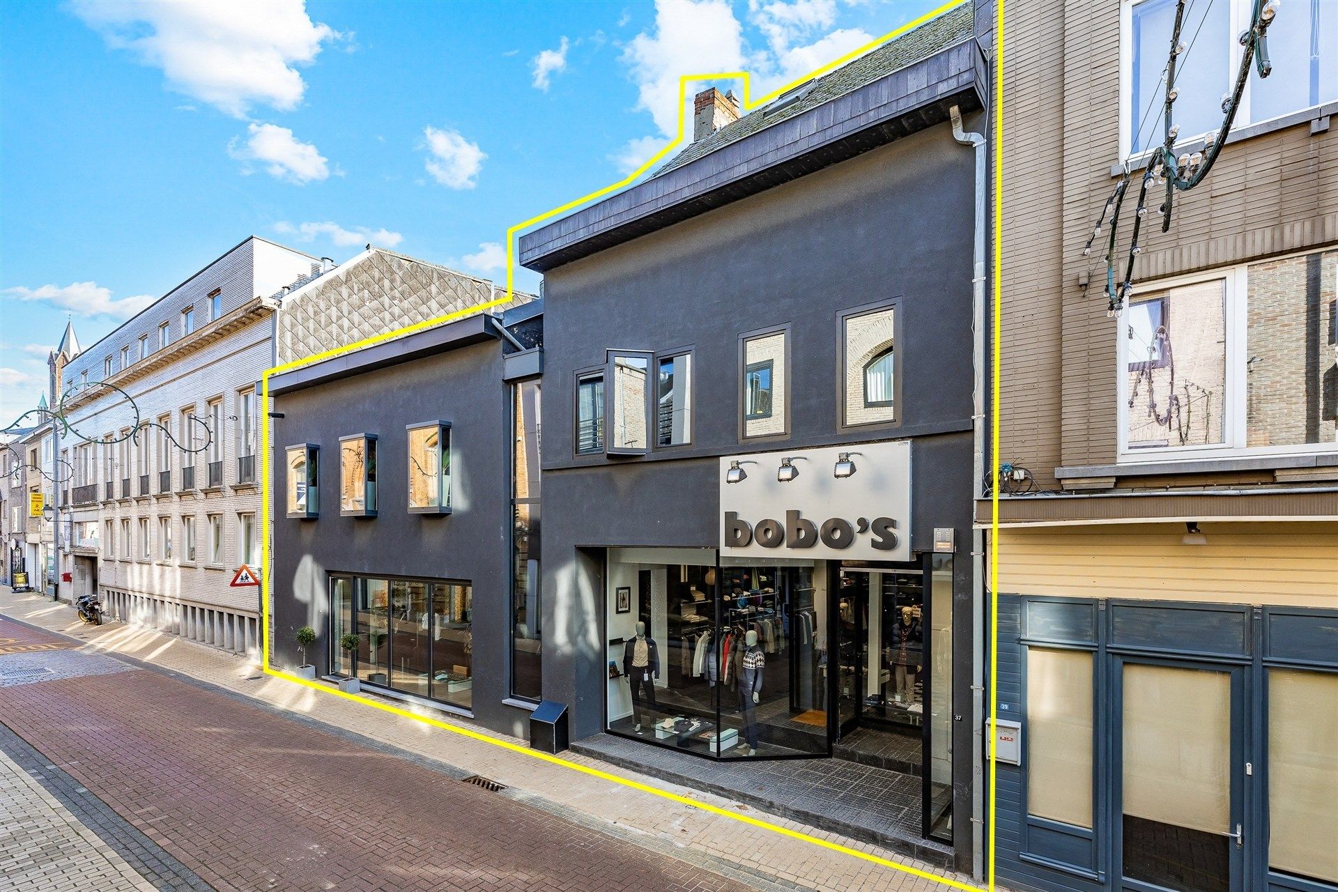 Prachtig winkelpand met duplex op groot perceel foto {{pictureIndex}}