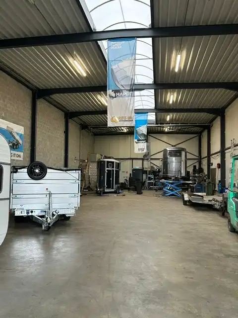 BEDRIJFSPAND MET SHOWROOM EN KANTOREN foto 8