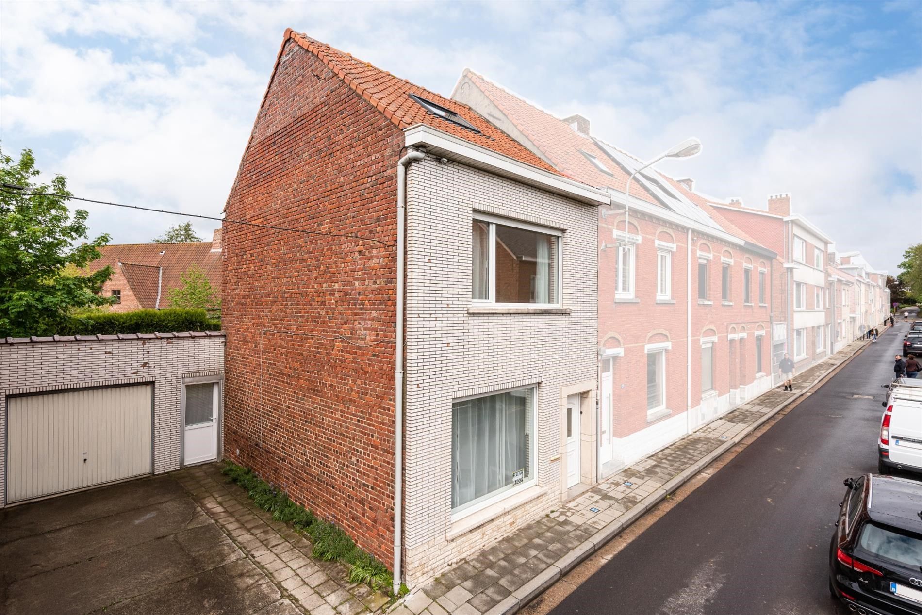 Lichtrijke woning met garage in het hartje van Ieper foto 1