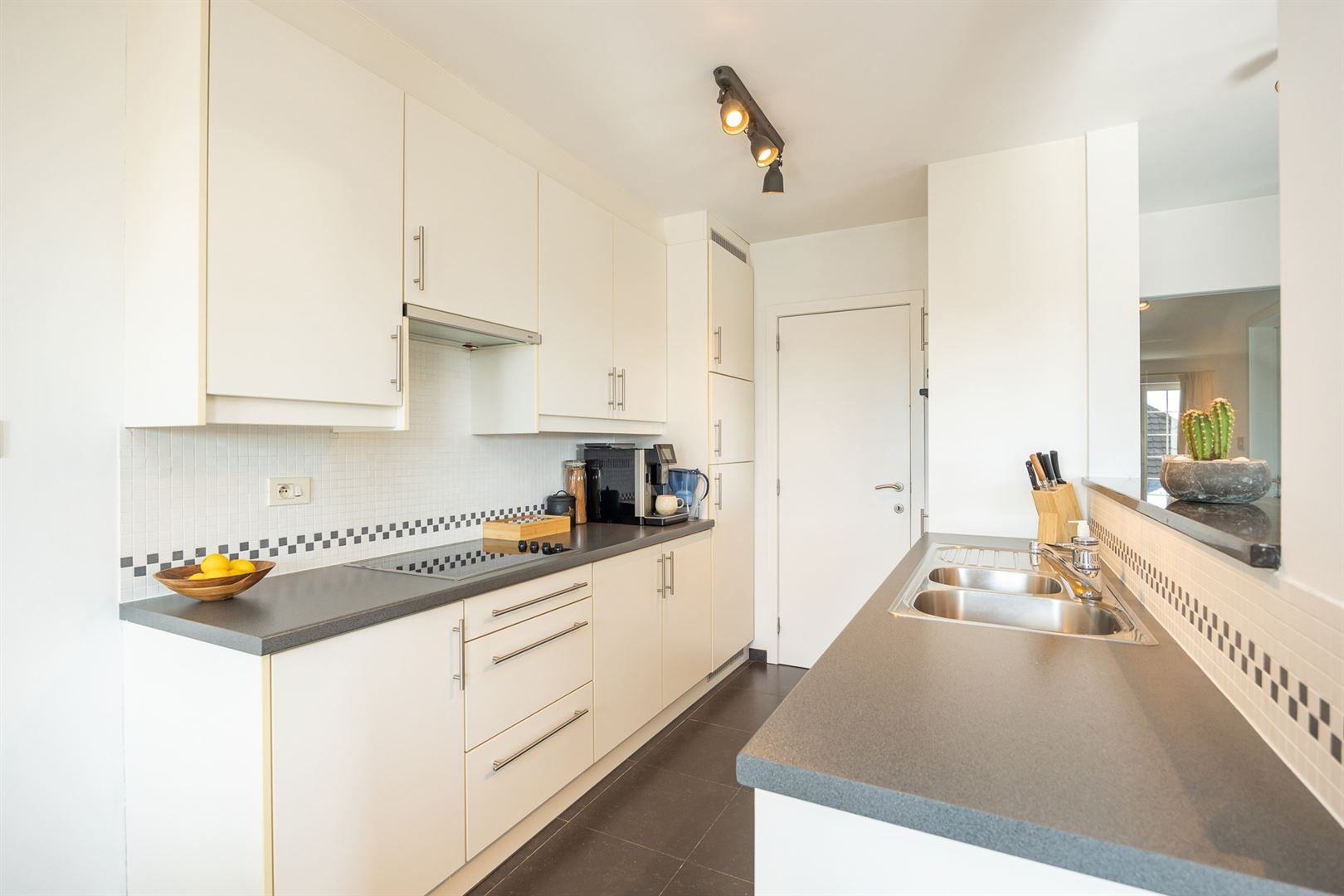 Lichtrijk penthouse met terras, zolder en dubbele garagebox. foto 9