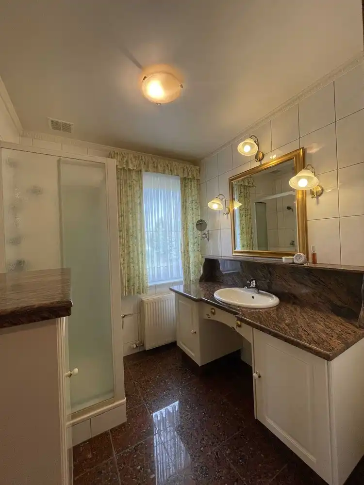 Charmante woning met grote tuin foto 16