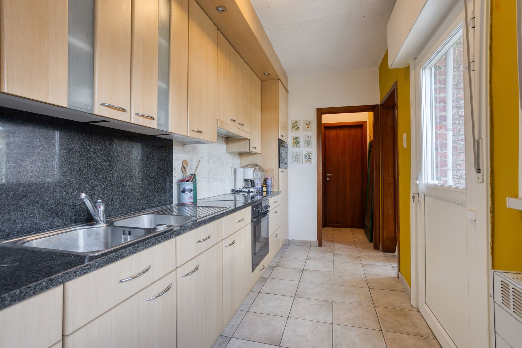 Te moderniseren halfopen woning met tuin en garage foto 11