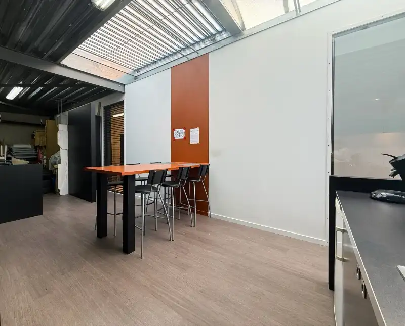 Magazijn met showroom te huur foto 11