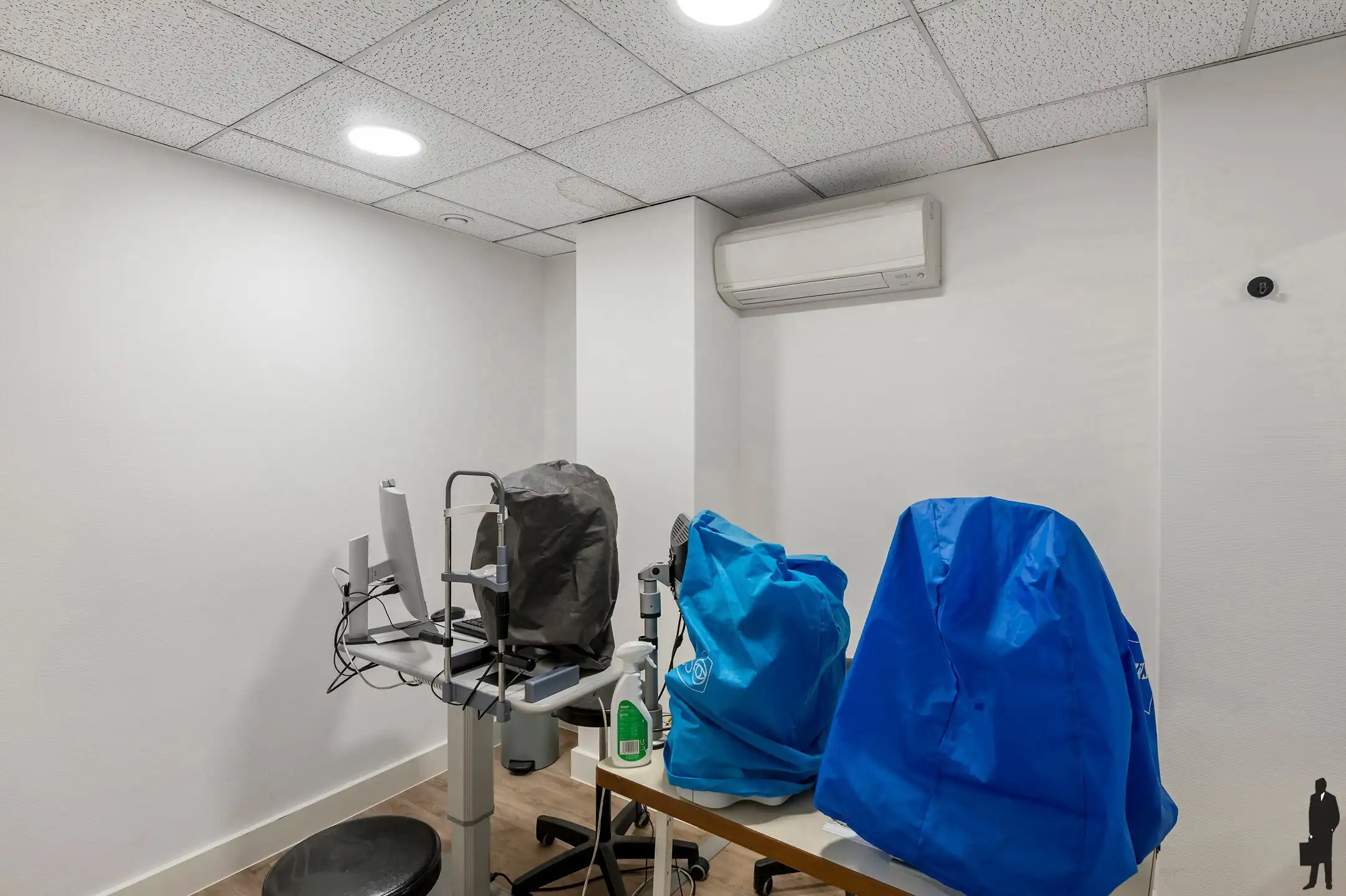 Goed onderhouden dokterspraktijk met 3 studio’s en 14 staanplaatsen foto 14