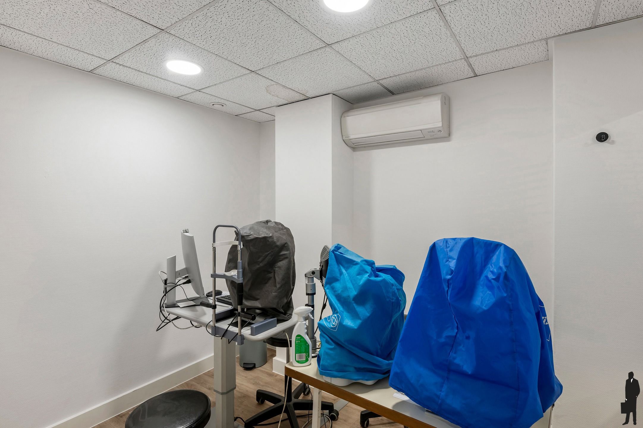 Goed onderhouden dokterspraktijk met 3 studio’s en 14 staanplaatsen foto 14