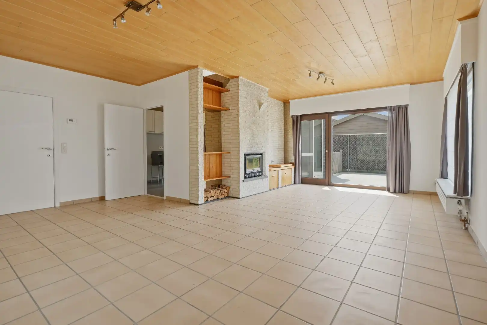 Rustig gelegen open bebouwing (type bungalow / gelijkvloerswoning) met 3 slaapkamers en prachtige tuin te Diksmuide. foto 3