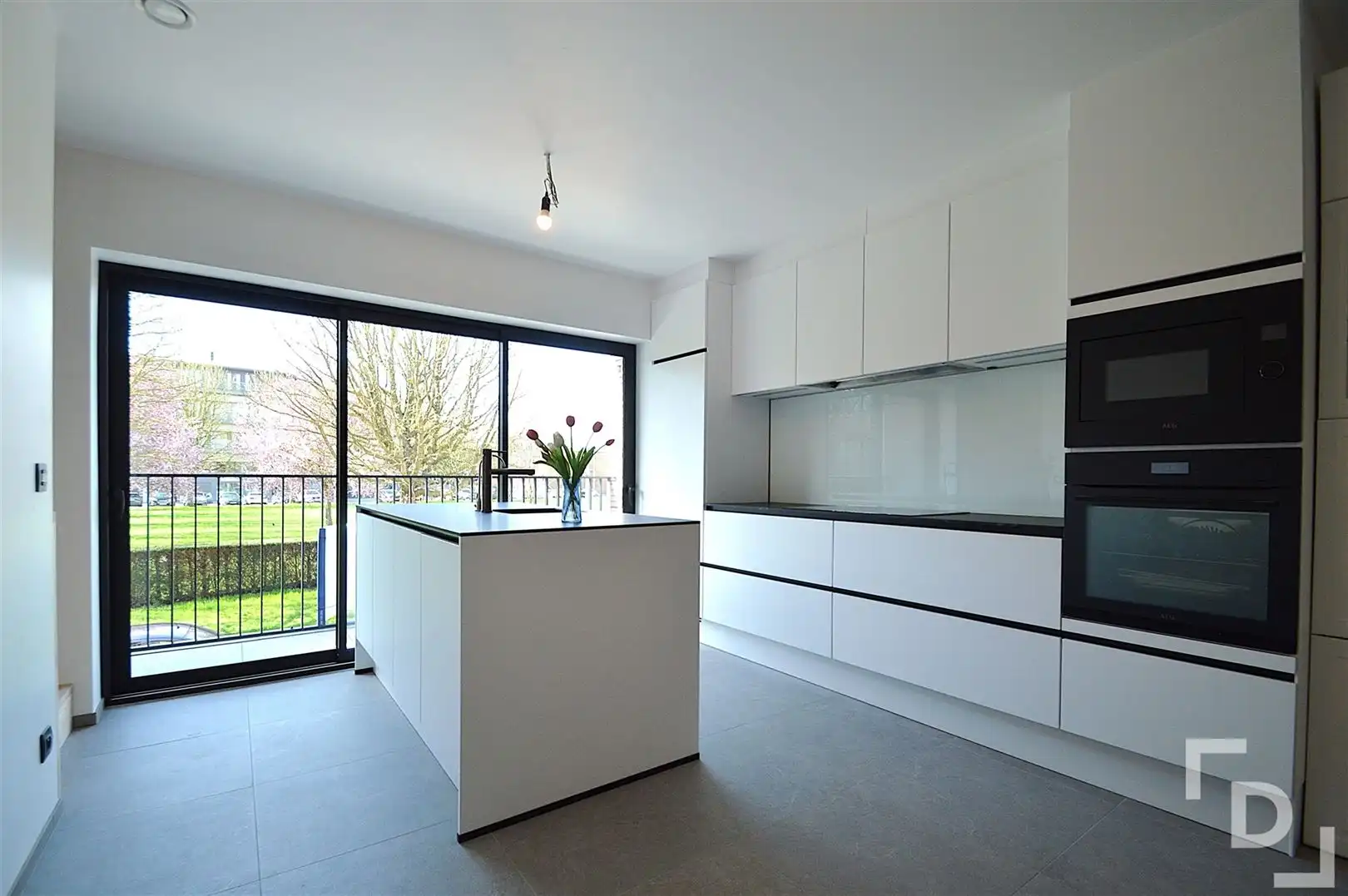 Modern en energiezuinige nieuwbouwwoning in centrum Ieper. foto 2