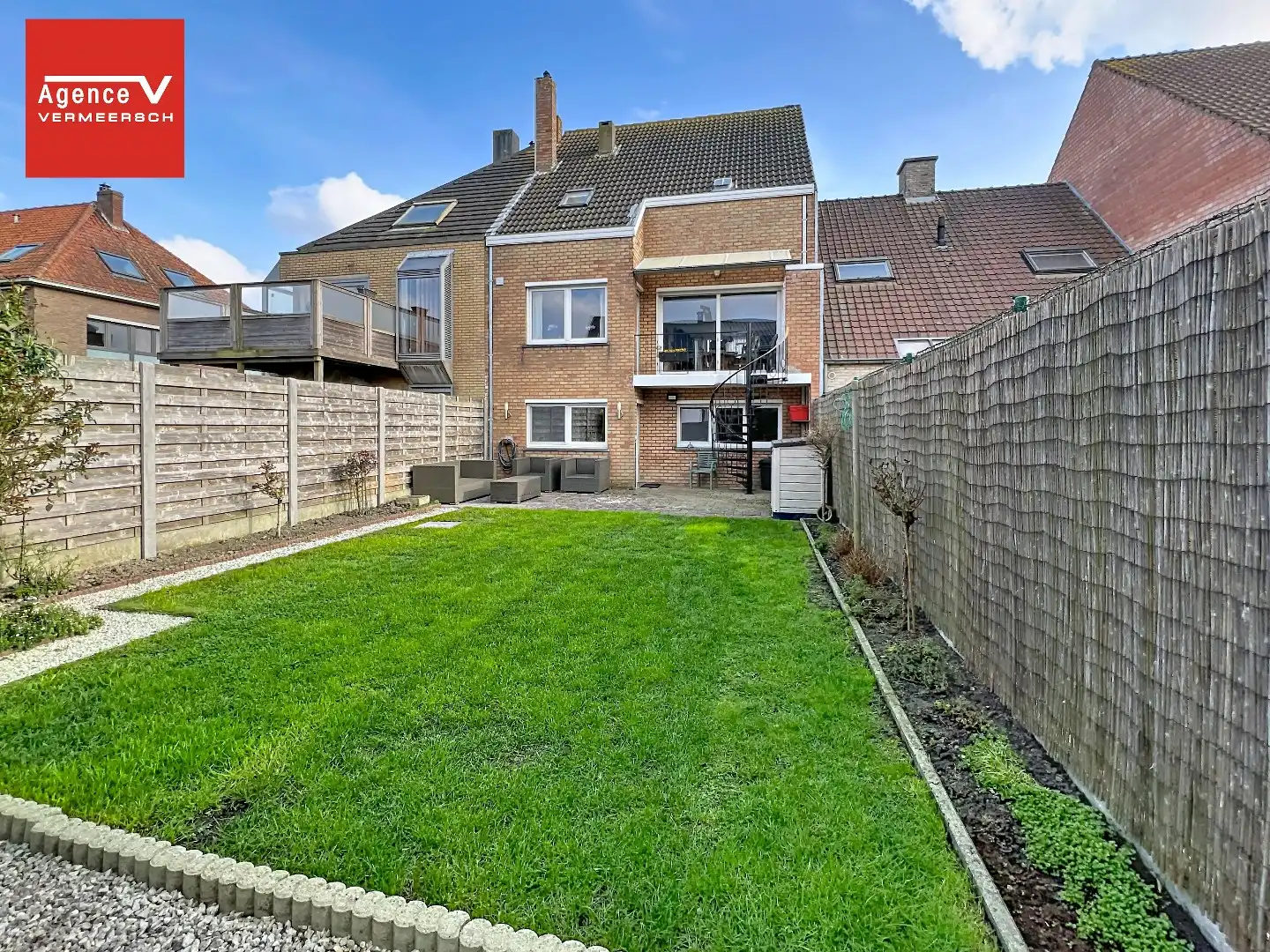 Verkocht ruim boven vraagprijs! Instapklare ruime bel-etagewoning met oprit, inpandige garage en zonnige tuin. foto {{pictureIndex}}