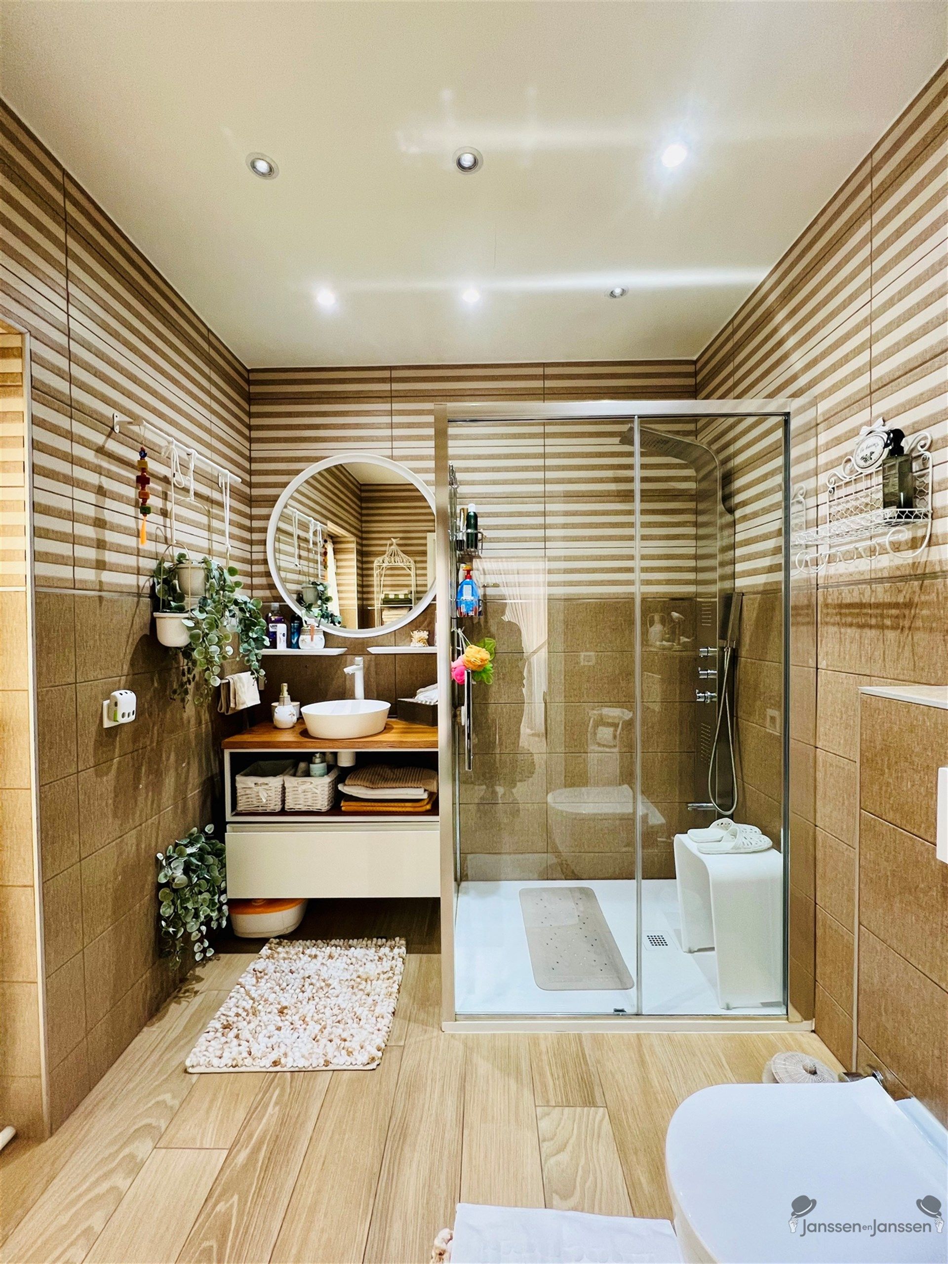 Gerenoveerde rijwoning met 3 slaapkamers & tuin foto 9