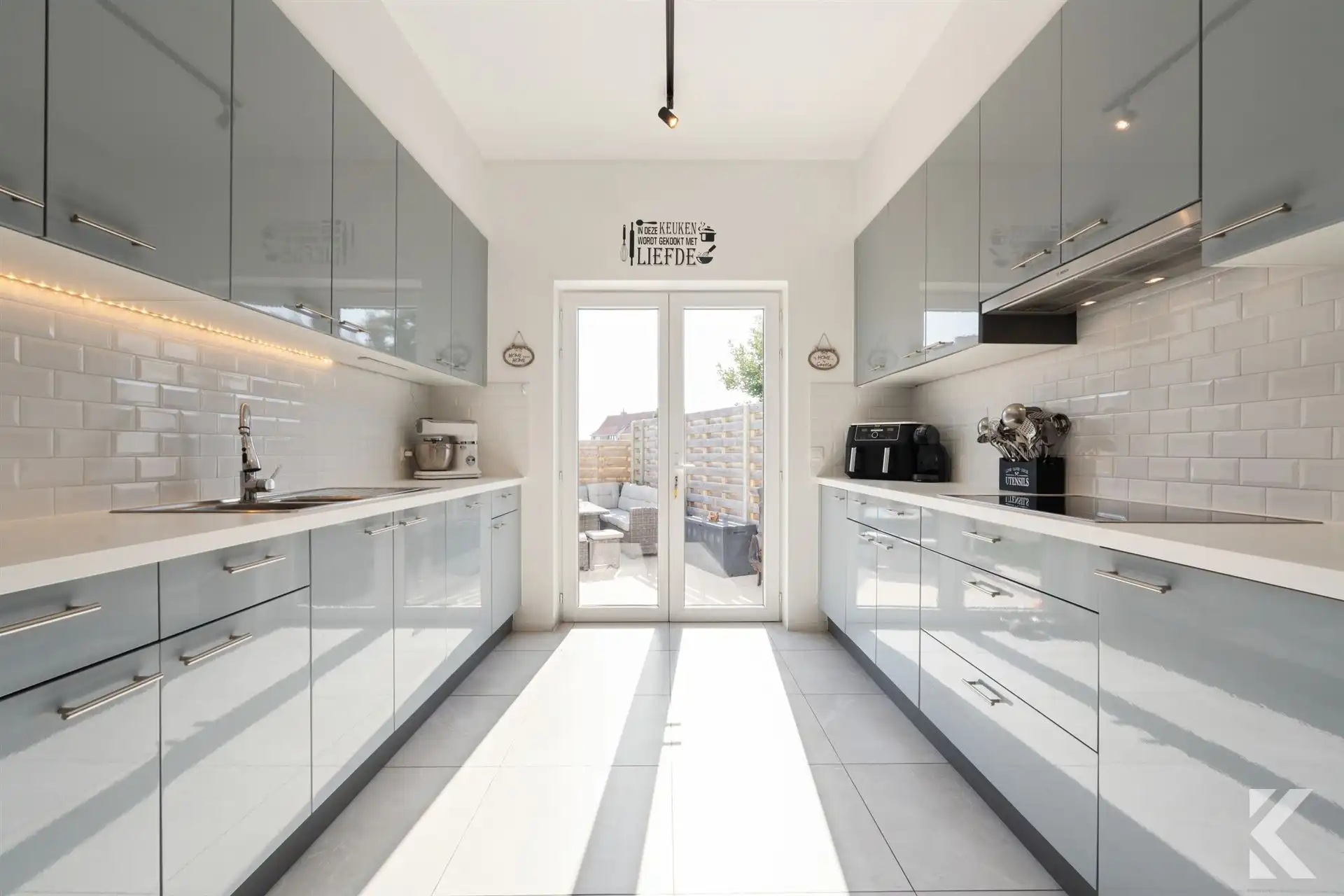 Gigantische, prachtig gerenoveerde woning met garage foto 3