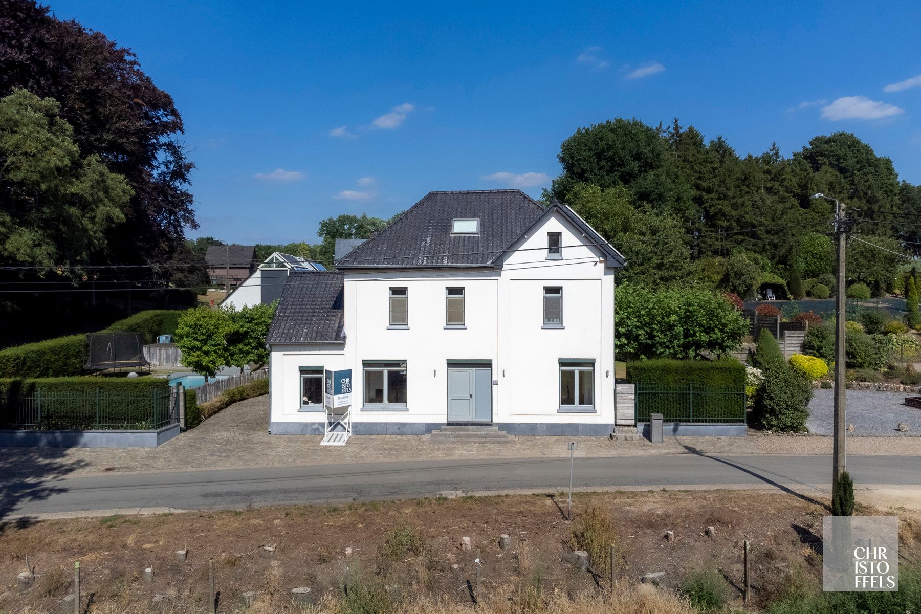 Totaal gerenoveerde villa (362 m²) met poolhouse (239 m²) in Opoeteren foto {{pictureIndex}}