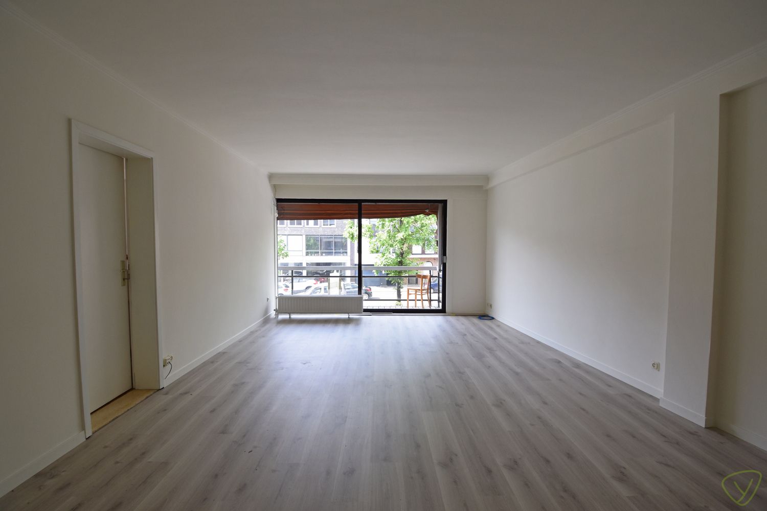 Gerenoveerd appartement te huur in het centrum van Eeklo! foto 3