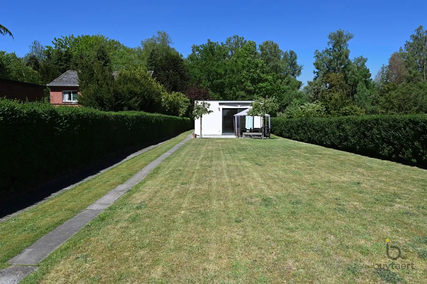 Gelijkvloerse woning met tuin te Schilde. foto {{pictureIndex}}