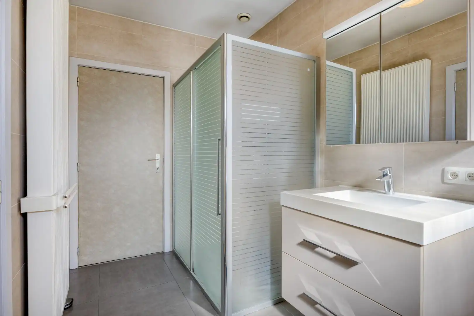 Goed onderhouden ruim ingedeelde woning met 3 slpks + zolder foto 16