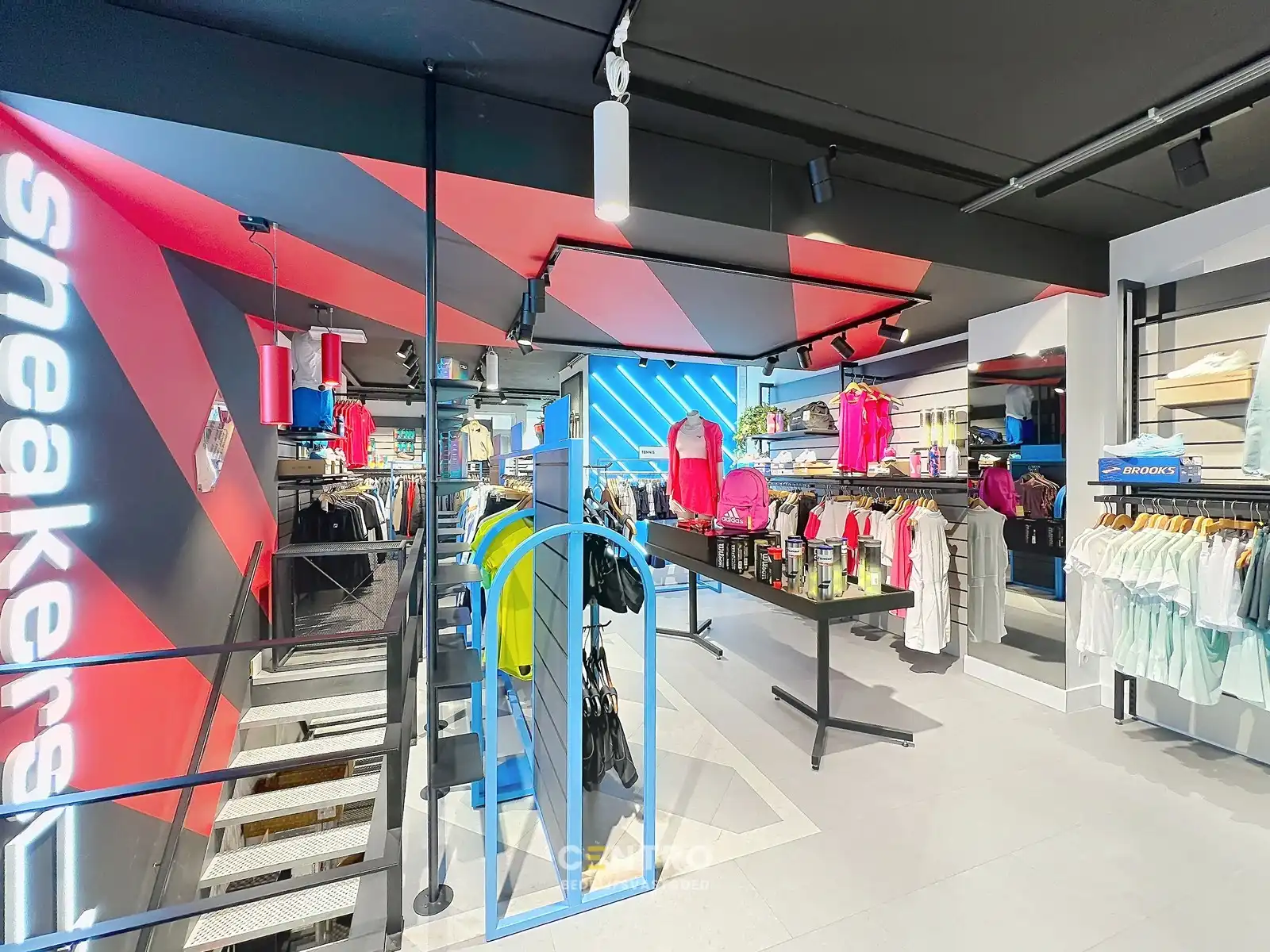 Instapklare commerciële ruimte van ca. 300 m². Uitstekend gelegen met veel passage en zichtbaarheid, ideaal voor retail of showroomconcepten ! foto 14