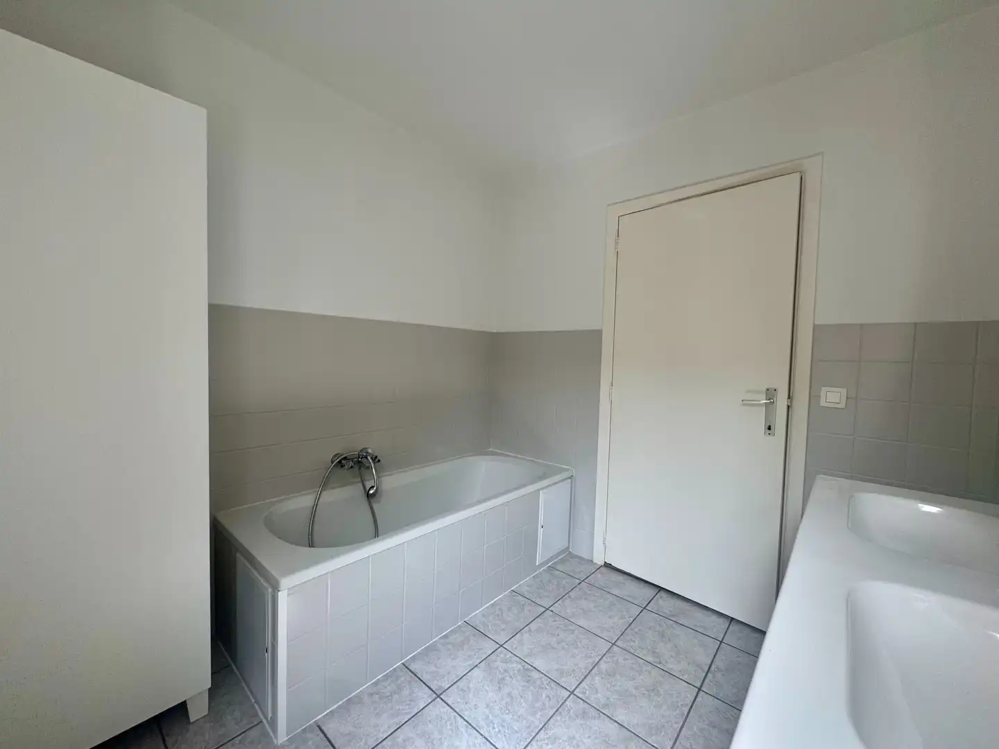Ruim gerenoveerd gelijkvloers appartement met dubbele garage in het centrum van Diepenbeek foto 10
