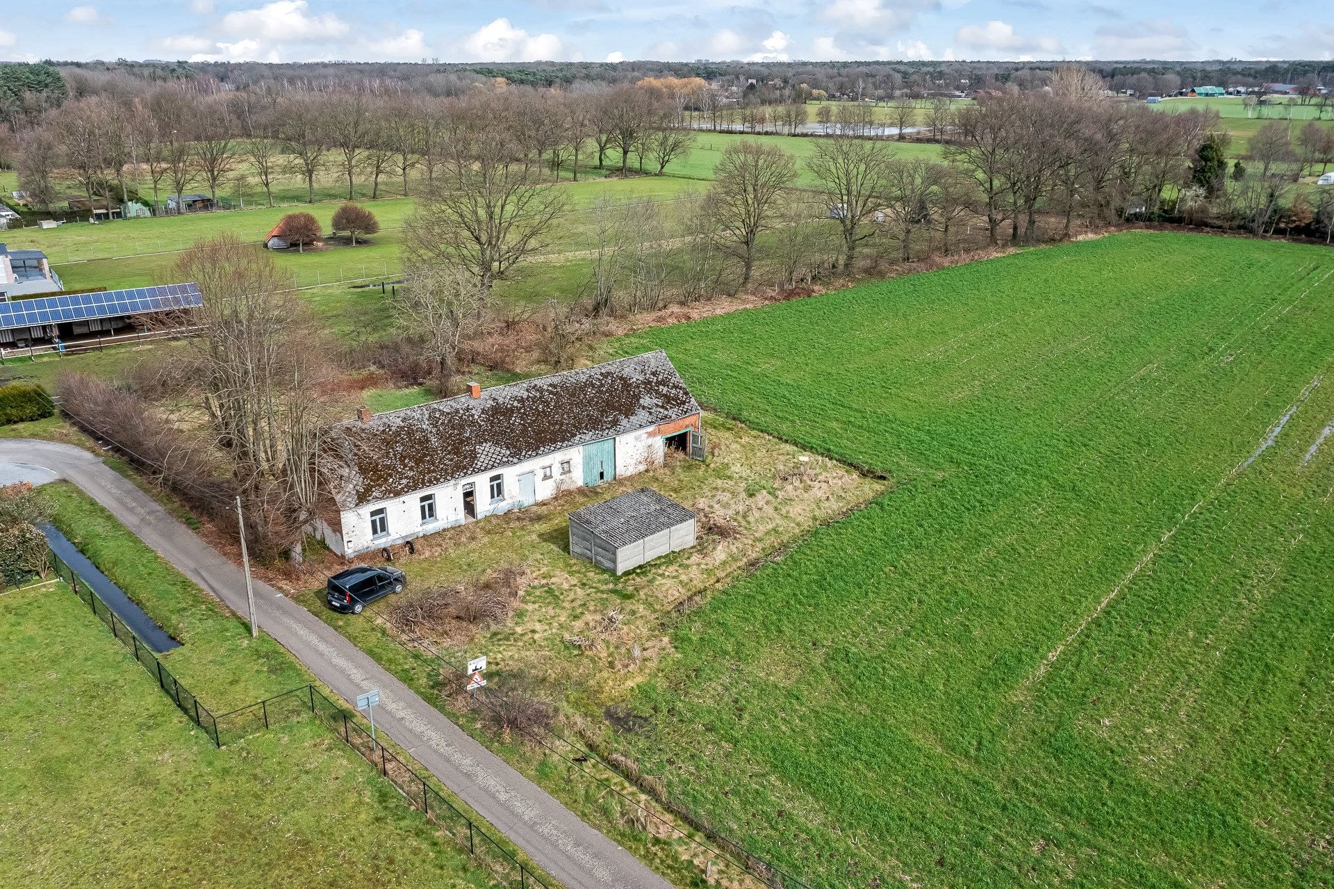 Charmante, volledig te renoveren of herop te bouwen hoeve op een perceel van bijna 2 hectare foto 1