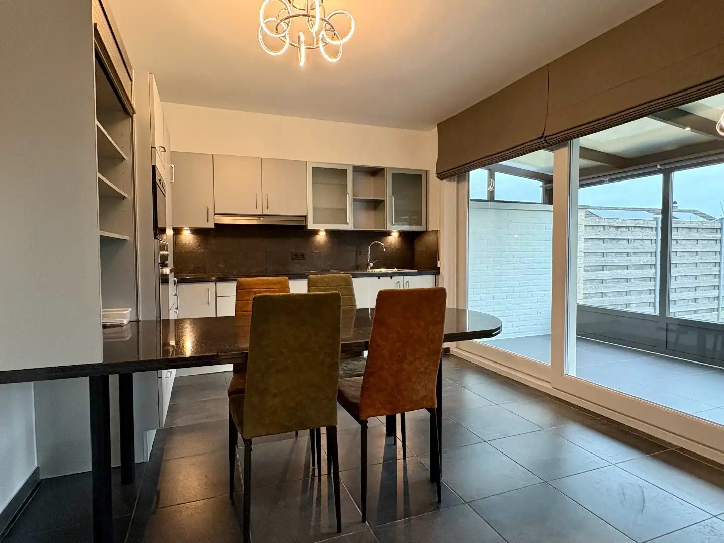 Recentbouw op uiterst rustige ligging met 3 slks, inpandige garage en grote oprit. foto 7