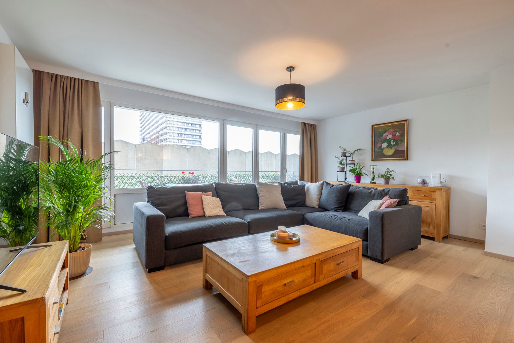 VERNIEUWD APPARTEMENT MET 3 SLAAPKAMERS TE KOOP foto {{pictureIndex}}