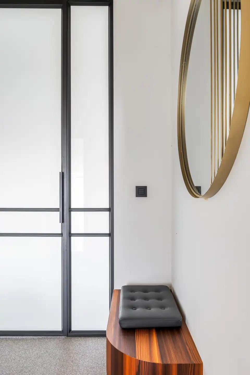 Moderne woning met tuin en bijgebouw in rustige wijk foto 2
