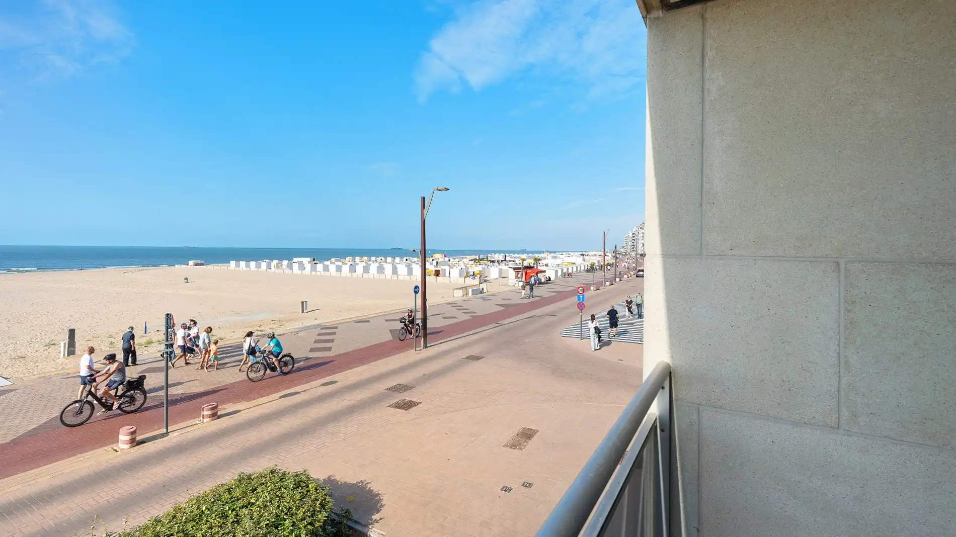 Ongemeubeld appartement met 3 slaapkamers op de ZEEDIJK in het Zoute tegen het Albertplein. foto 7
