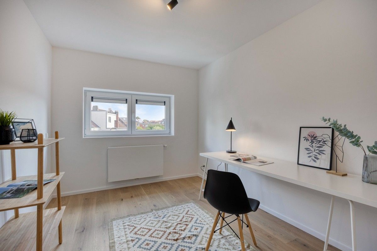 Aantrekkelijke gerenoveerde interbellum burgerwoning met vijf slaapkamers en stadstuin. foto 22