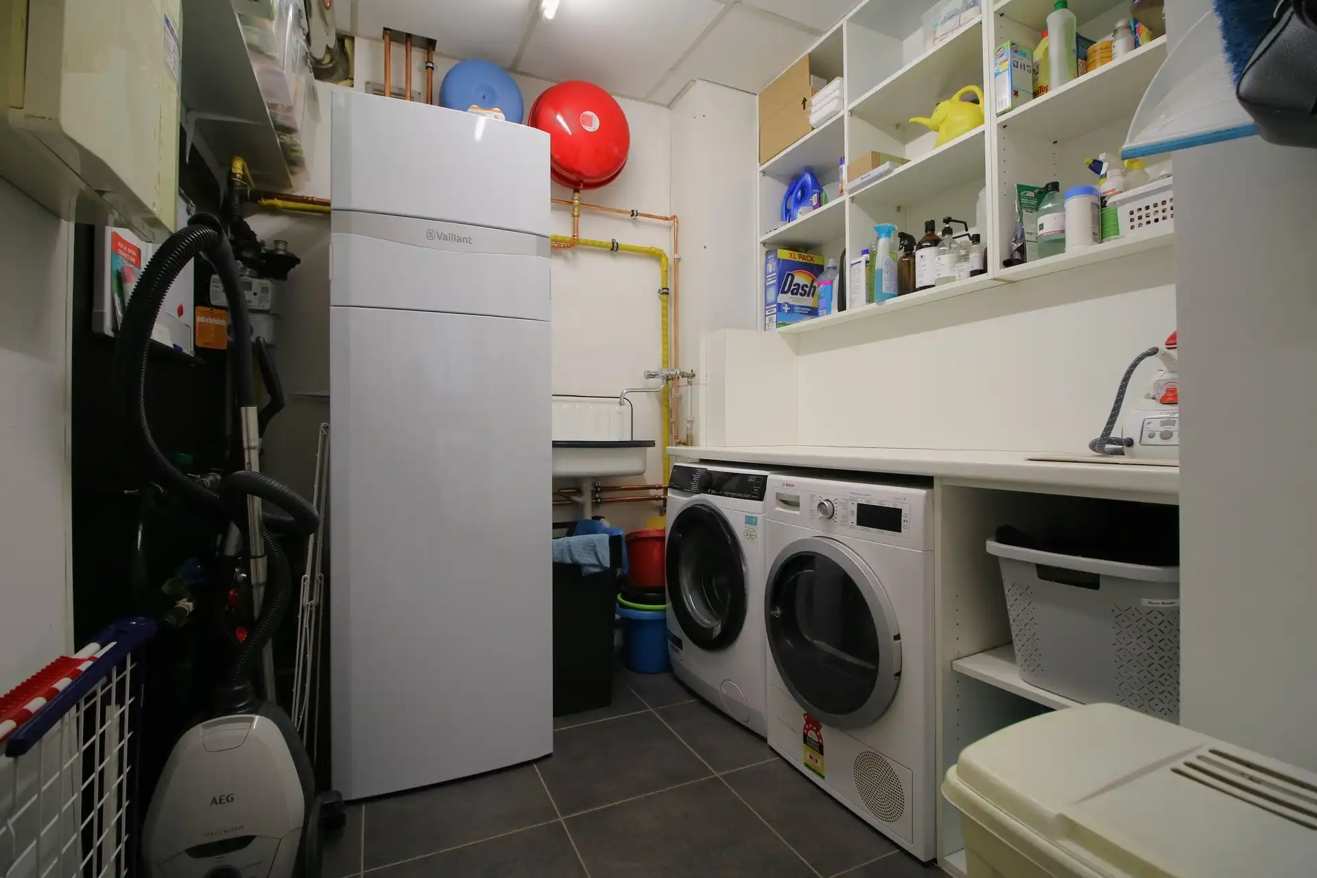 Instapklare gerenoveerde woning met 4 slpks. en aparte garage in doodlopende straat foto 9