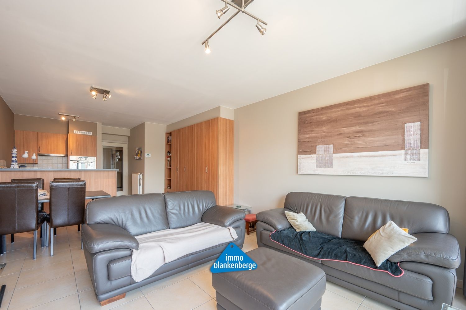 Instapklaar 1-slaapkamerappartement op topligging vlak bij de zeedijk foto 2
