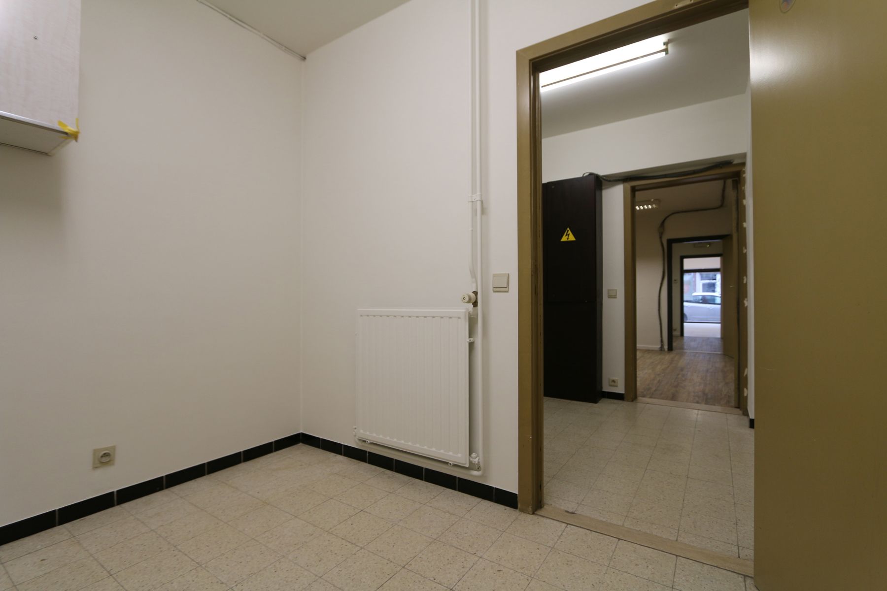 Handel 220 m² + kelder + drukke ligging + optie parking foto 11