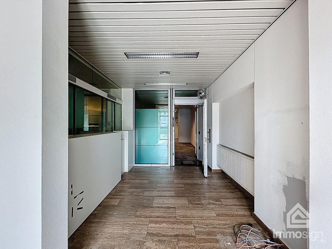 Gelijkvloerse kantoorruime van 243m² langs de Rijksweg foto 4