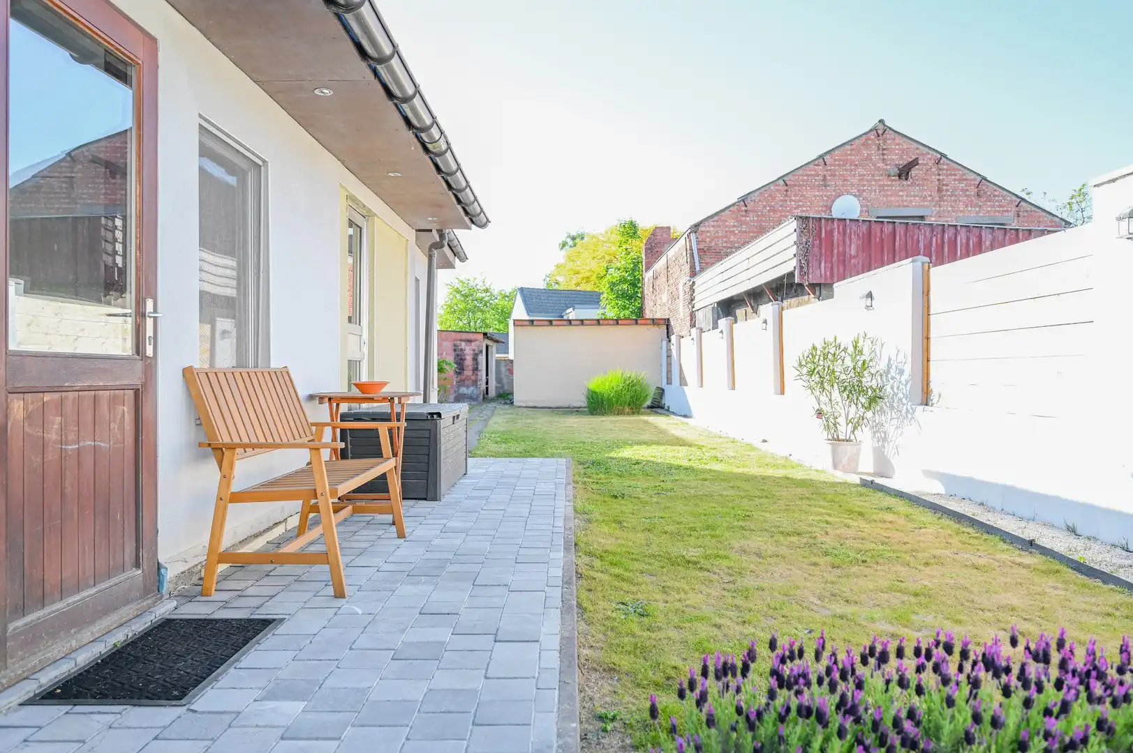 Ruime gezinswoning met tuin en grote garage in Branst. foto 2
