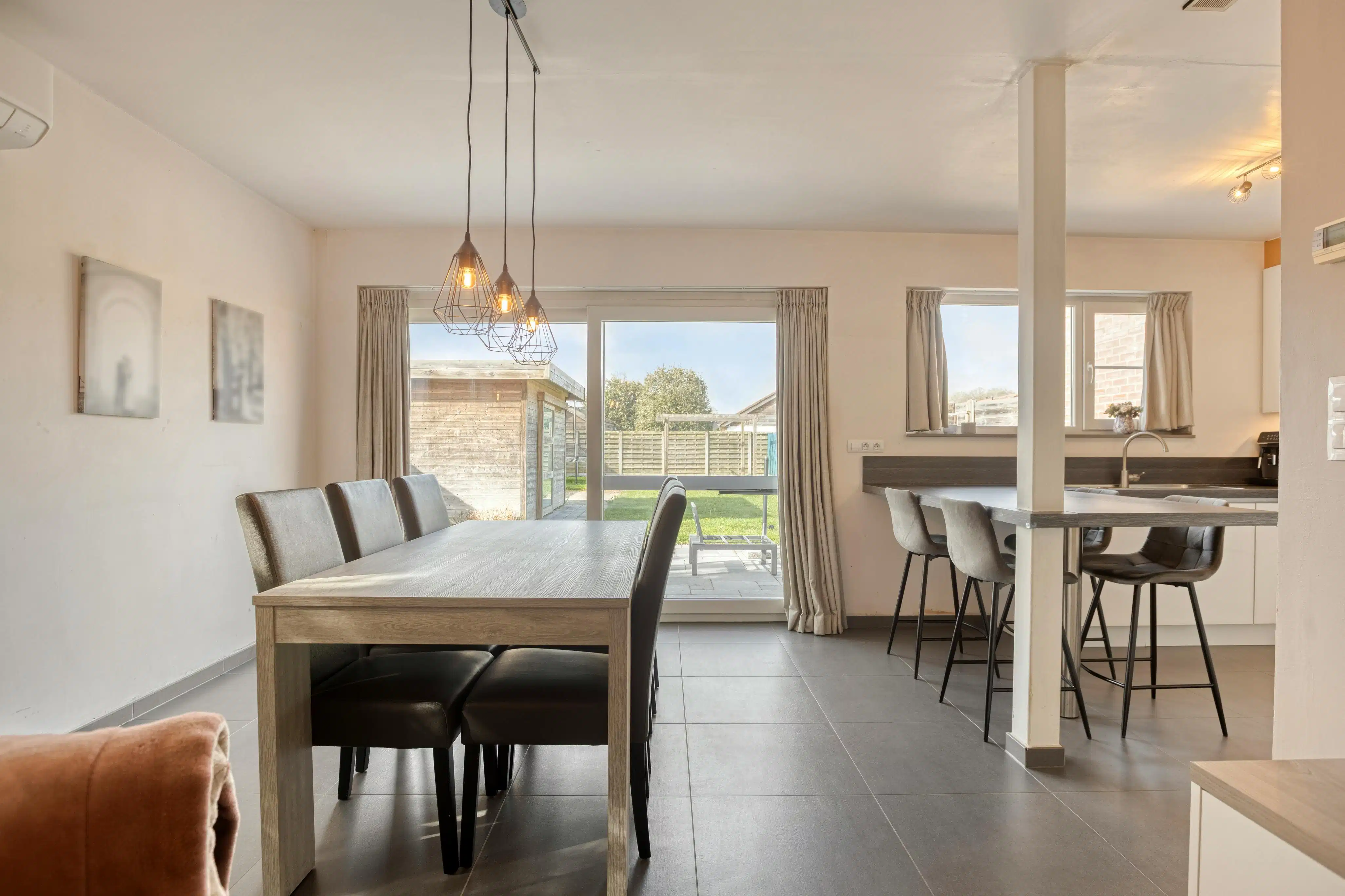 Halfopen huis te koop in Ieper met 3 kamers, garage en tuin foto 8