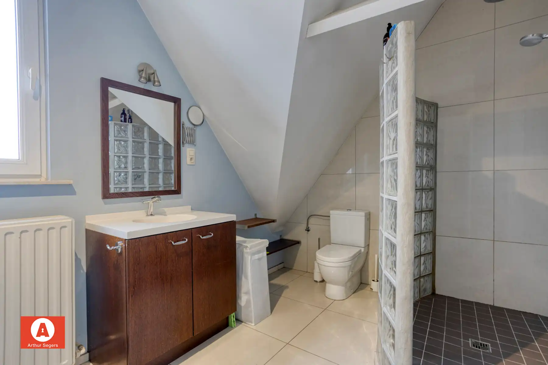 Karaktervolle open bebouwing met 5 slaapkamers en bureau foto 17