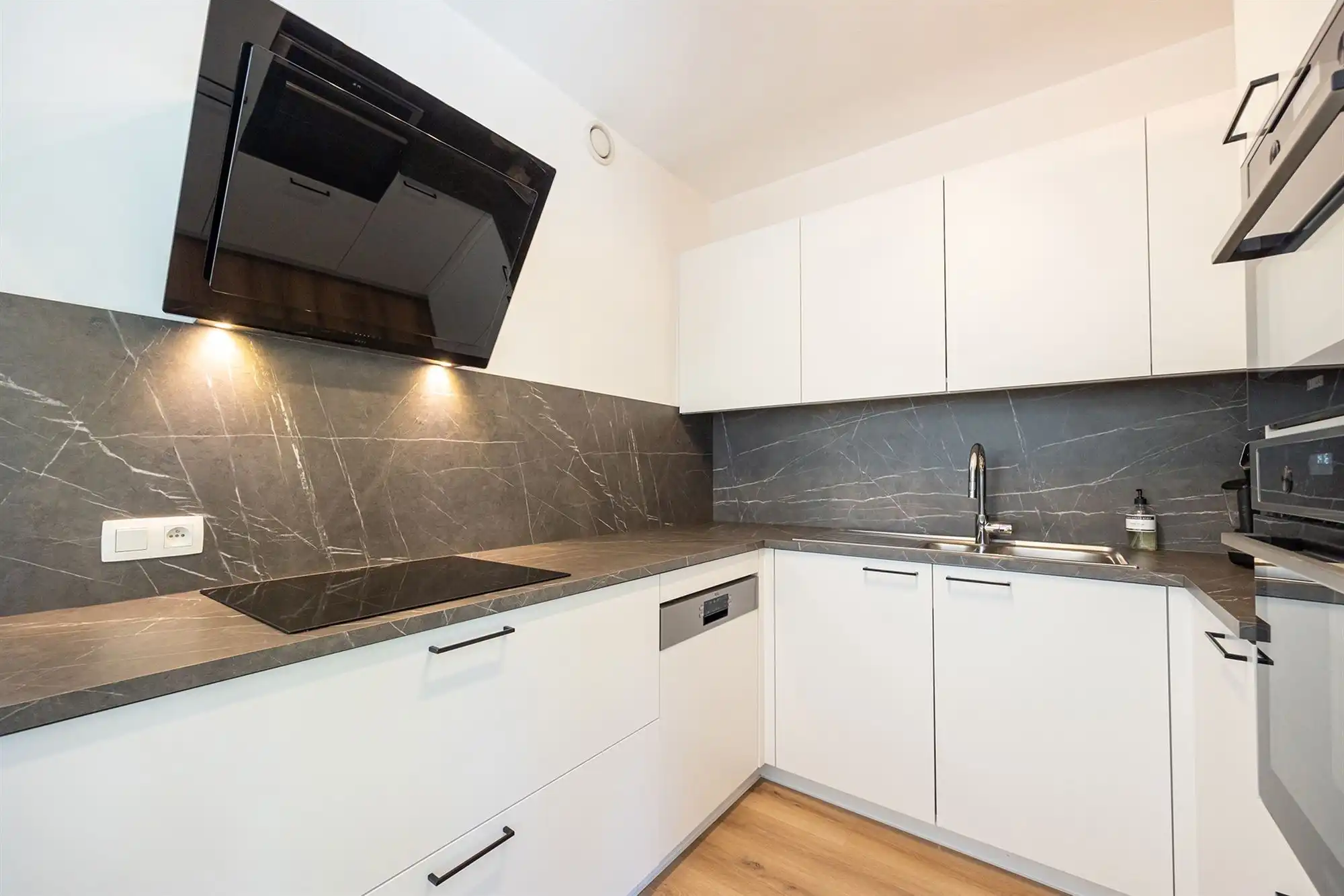 Instapklaar modern hoekappartement met 2 slpk. en terras foto 18