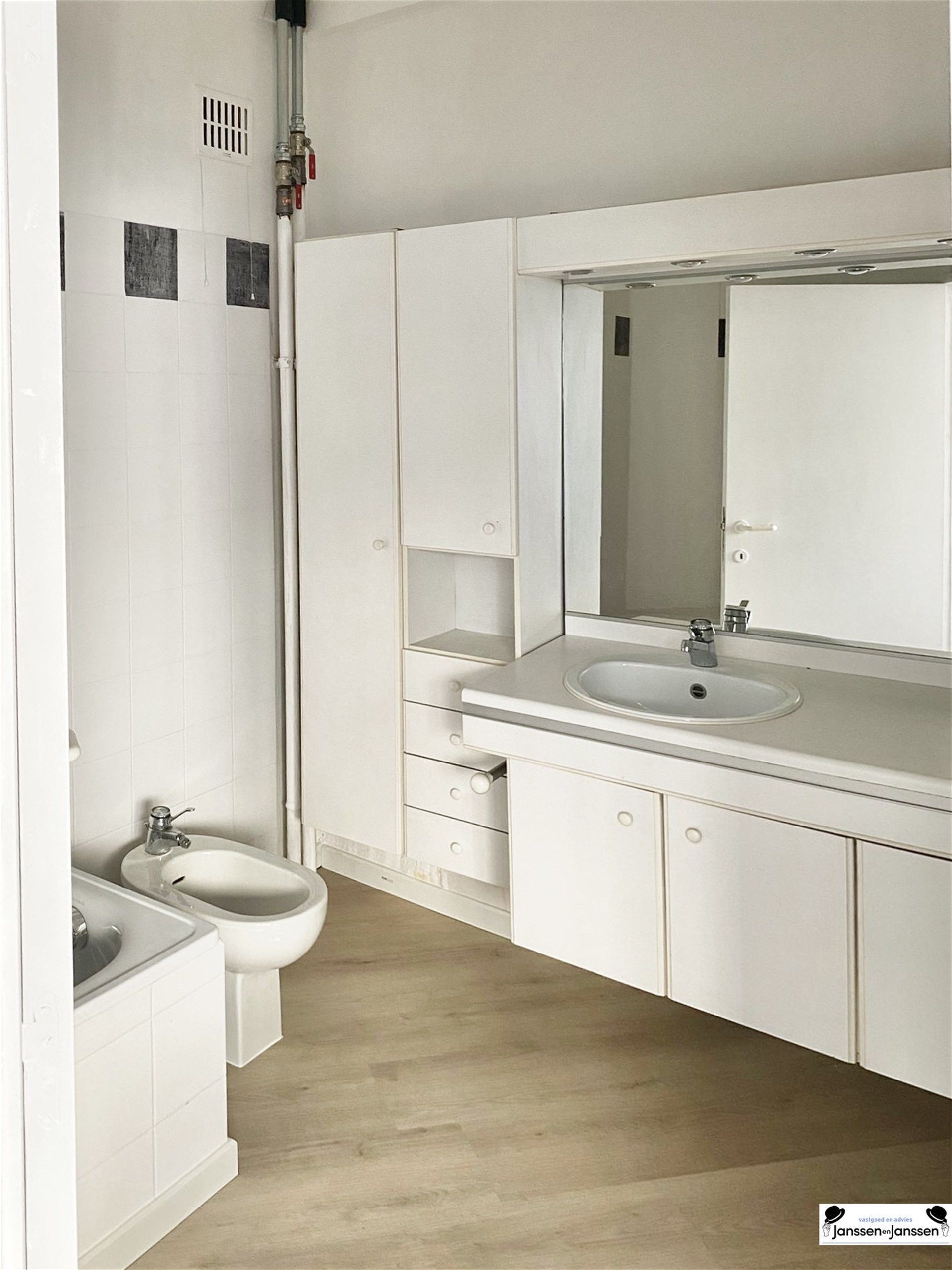 Hoekappartement met veel lichtinval op toplocatie in Antwerpen! foto 9