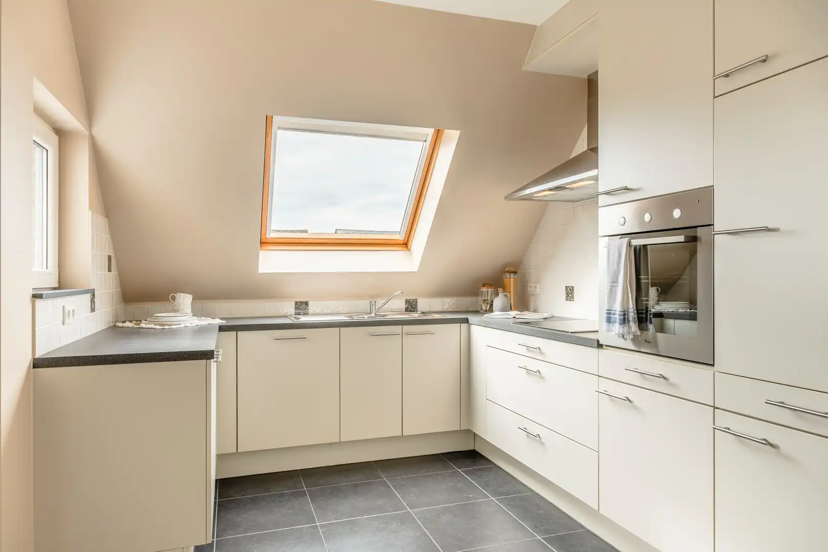 Instapklaar dakappartement met 2 slaapkamers en terras foto 10