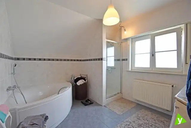 Ruime gezinswoning gelegen met tuin net buiten het centrum van Eeklo! foto 14