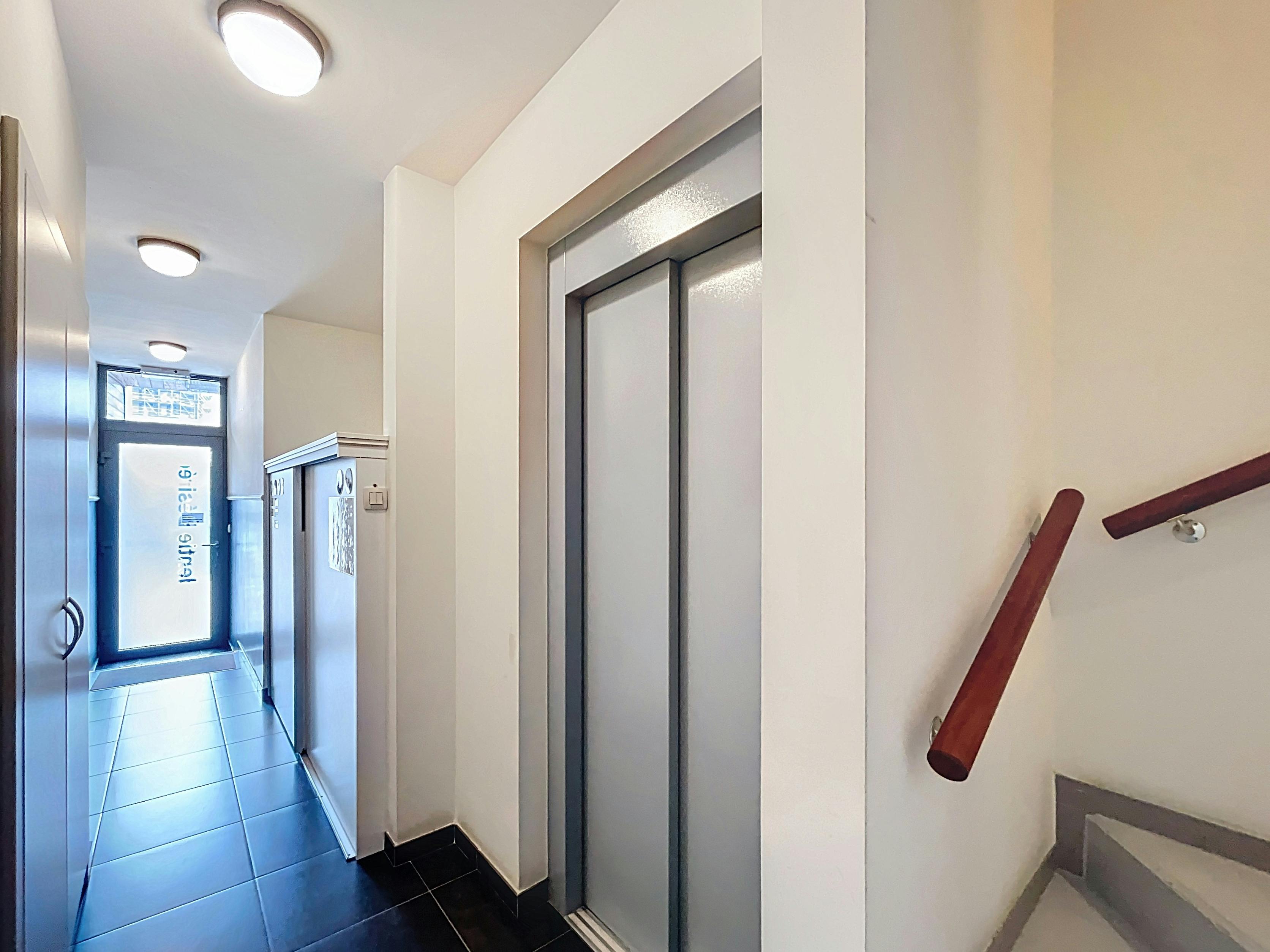 Instapklaar ruim appartement te koop aan de Markt in Eeklo  foto 15