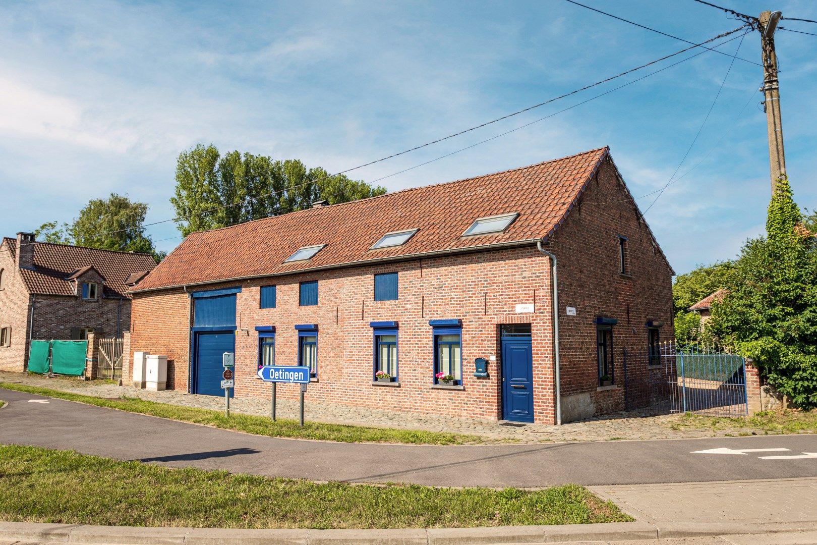 Hoofdfoto van de publicatie: Ruime kangoeroewoning met 6 slpks, 2bdks, 2 garages en tuin te Oetingen