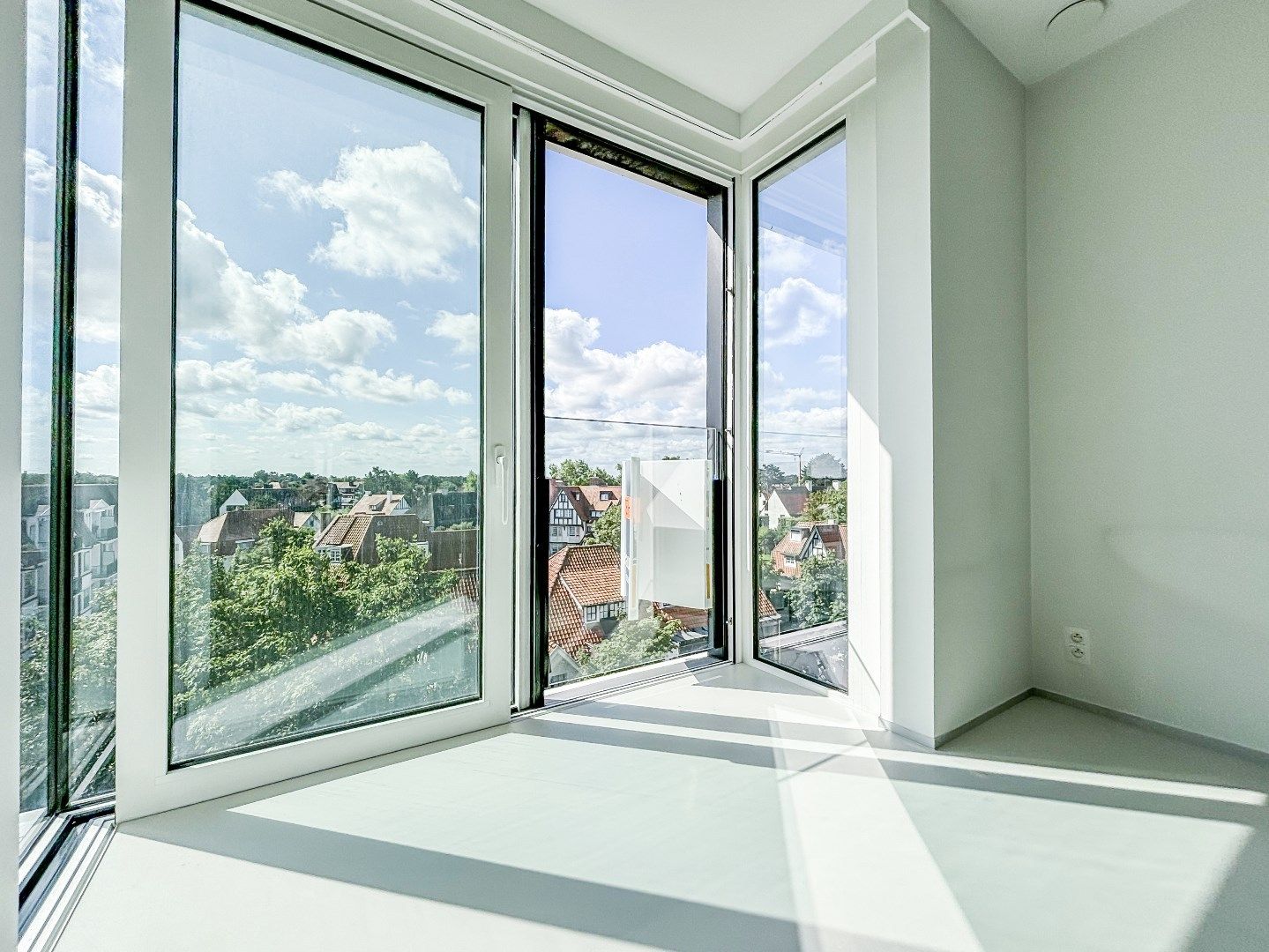 Zeer recent appartement met 1 slaapkamer gelegen op de Kustlaan met prachtig zicht over de villa's van het Zoute. foto {{pictureIndex}}